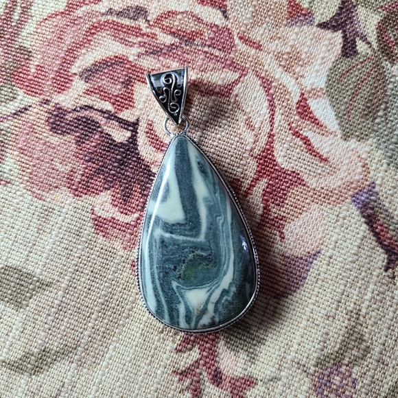 Green and white zebra jasper silver pendant - Picture 2 of 9